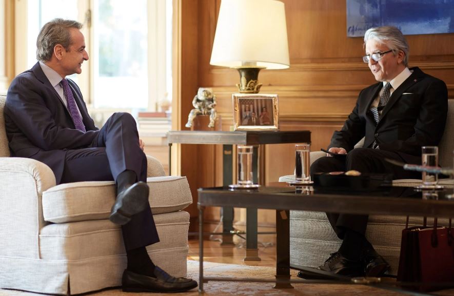 Εθιμοτυπική συνάντηση Κυριάκου Μητσοτάκη με τον νέο πρέσβη της Τουρκίας στην Ελλάδα