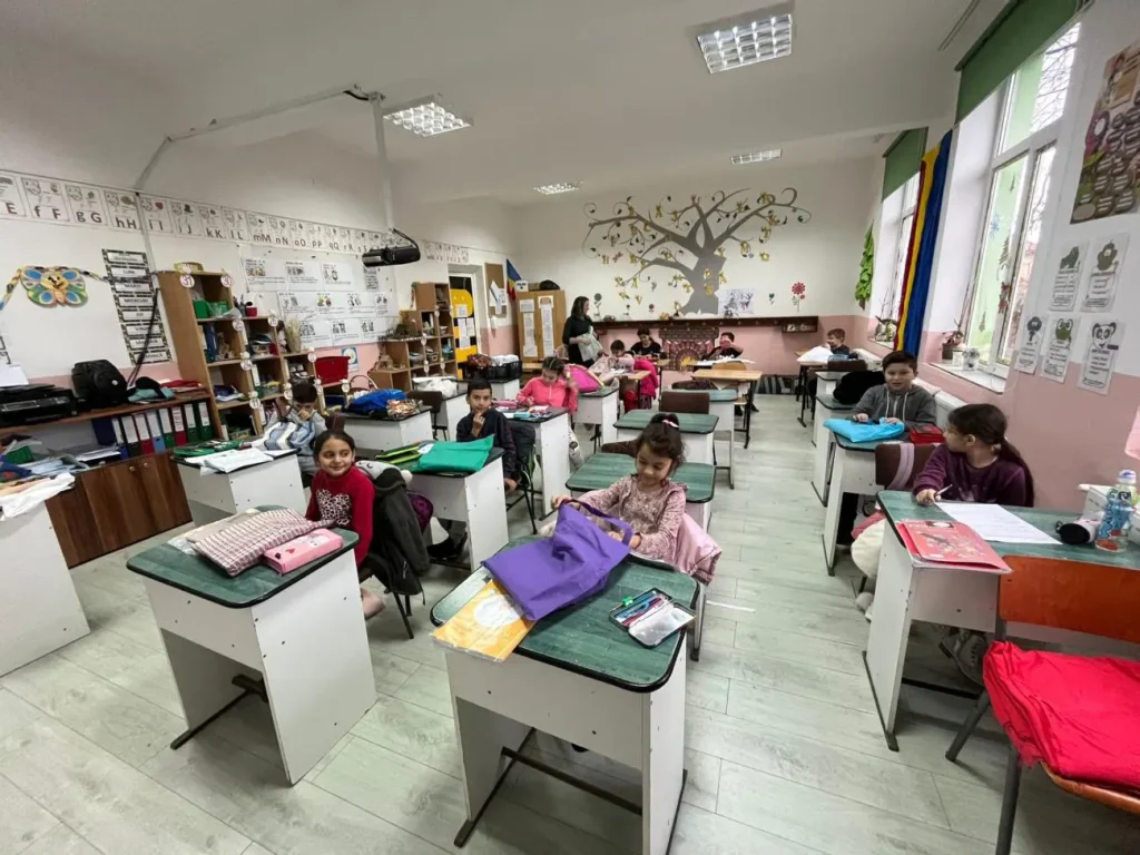 „Prin educație spre vocație”: Mai mulți elevi din Alba Iulia au primit rechizite și kit-uri școlare