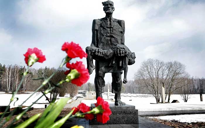 Патриарший экзарх всея Беларуси возложил цветы к Вечному огню и памятнику Непокоренному человеку в мемориальном комплексе «Хатынь»