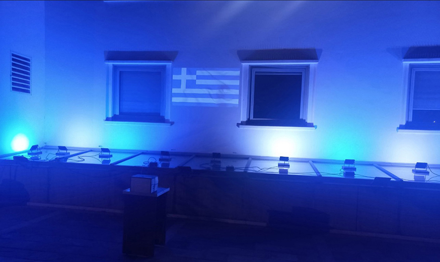 Φωταγώγηση της κυπριακής Βουλής με τα χρώματα της ελληνικής σημαίας ως ένδειξη πένθους για το δυστύχημα στα Τέμπη