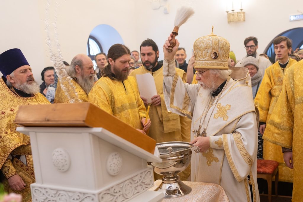 ЕПИСКОП ВЕРЕЙСКИЙ ПАНТЕЛЕИМОН ОСВЯТИЛ КРЕСТИЛЬНЫЙ ХРАМ В СТРОЯЩЕЙСЯ ЦЕРКВИ СВЯТИТЕЛЯ ЕРМОГЕНА В ЗЮЗИНЕ
