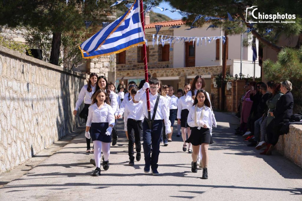 25η Μαρτίου στη Χίο: Οι λιγοστοί μαθητές παρέλασαν περήφανα στην ακριτική Βολισσό