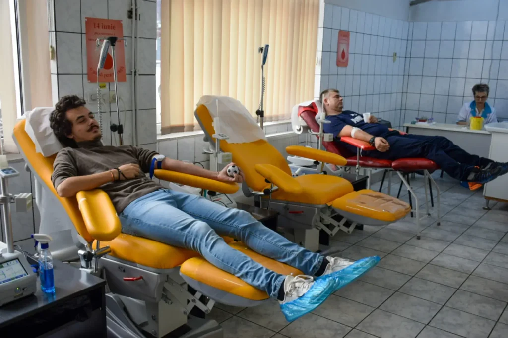 Tinerii din Eparhia Caransebeșului își extind campania de donare de sânge la nivel de mitropolie