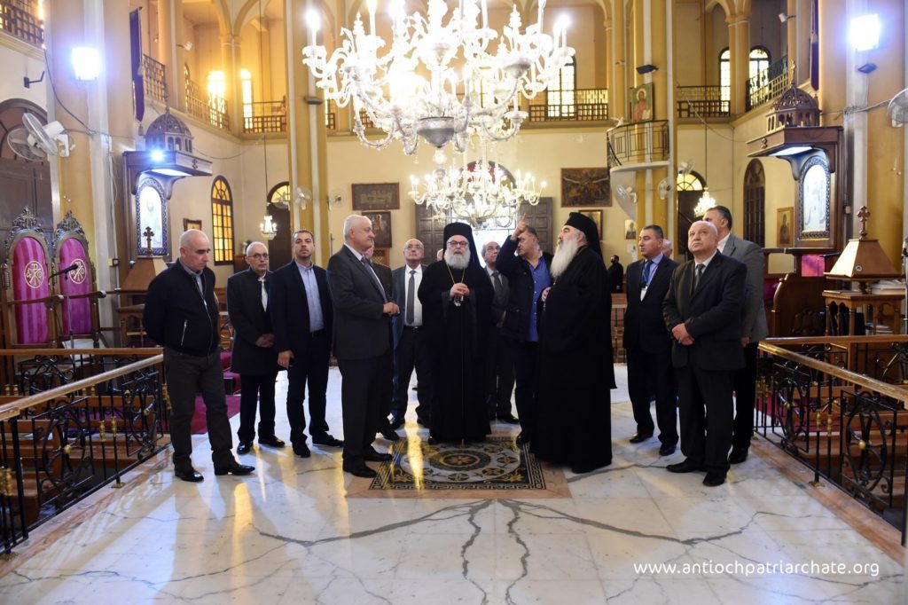 البطريرك يوحنا يتفقد كاتدرائية القديس جاورجيوس والأبنية المدمرة في اللاذقية ويؤكد: “نور المسيح سيشرق من جديد”