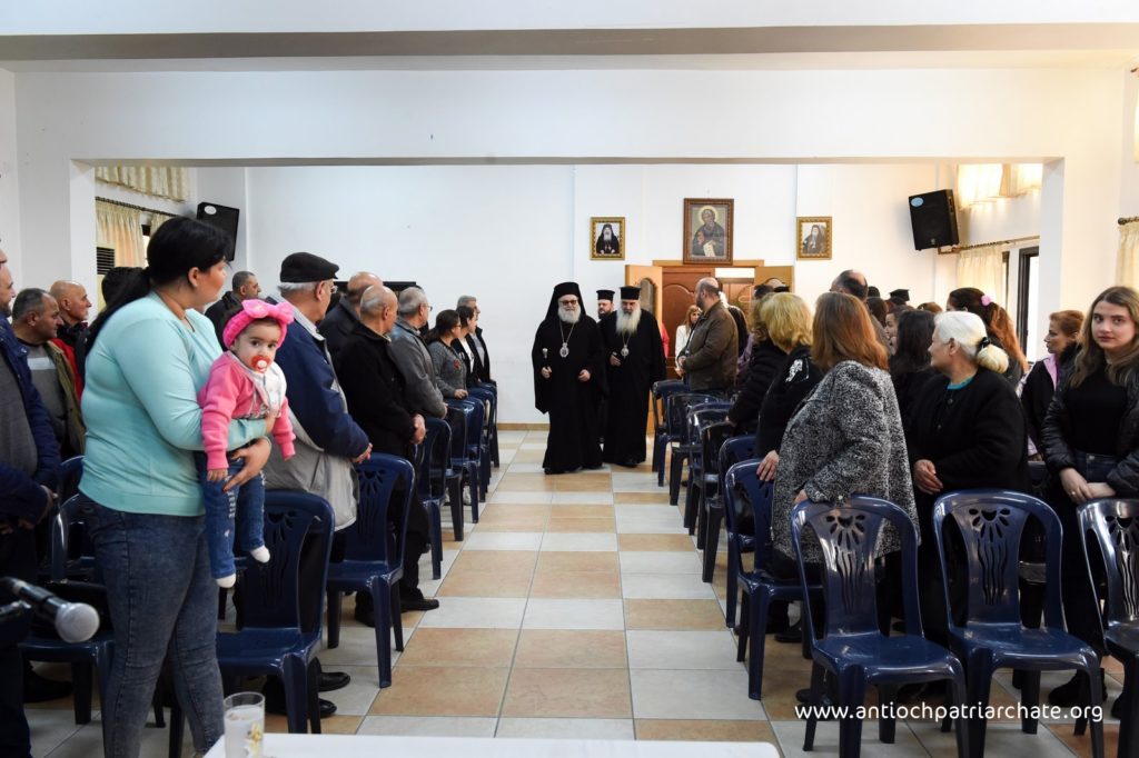 البطريرك يوحنا يلتقي العائلات المتضررة في صالة كنيسة القديس أندراوس – اللاذقية ويثني على صمود الأهالي وتجذرهم