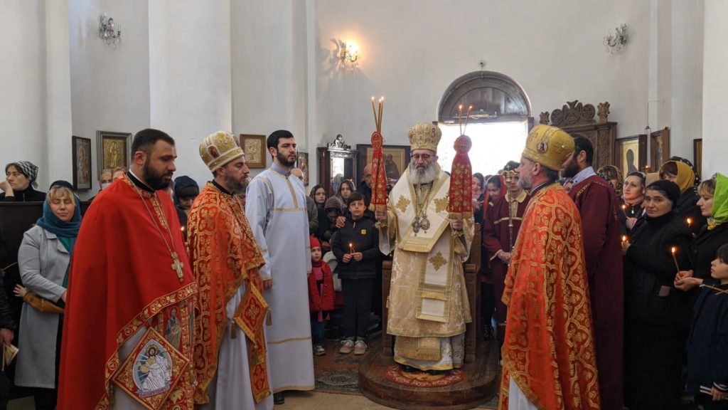 საკვირაო წირვა ზესტაფონის ყოვლადწმინდა ღვთისმშობლის მიძინების სახელობის საკათედრო ტაძარში