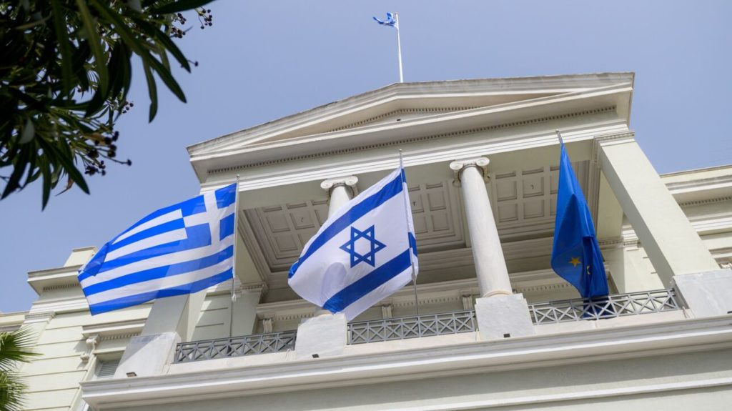 Τριμερής Κύπρου-Ελλάδας-Ισραήλ για ενέργεια, Μεσόγειο, κυβερνοασφάλεια – Συνάντηση Δένδια με Αρχιεπίσκοπο Γεώργιο