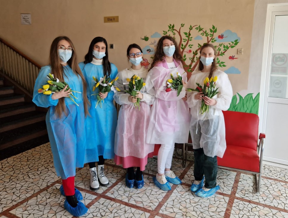 Βουκουρέστι: Μοίρασαν λουλούδια σε μητέρες που νοσηλεύονται στα τρία μεγαλύτερα μαιευτήρια