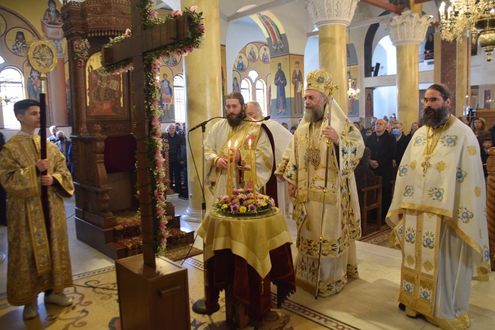 Κυριακή της Σταυροπροσκυνήσεως στον Ιερό Ναό Αγίων Κωνσταντίνου και Ελένης Τρικάλων