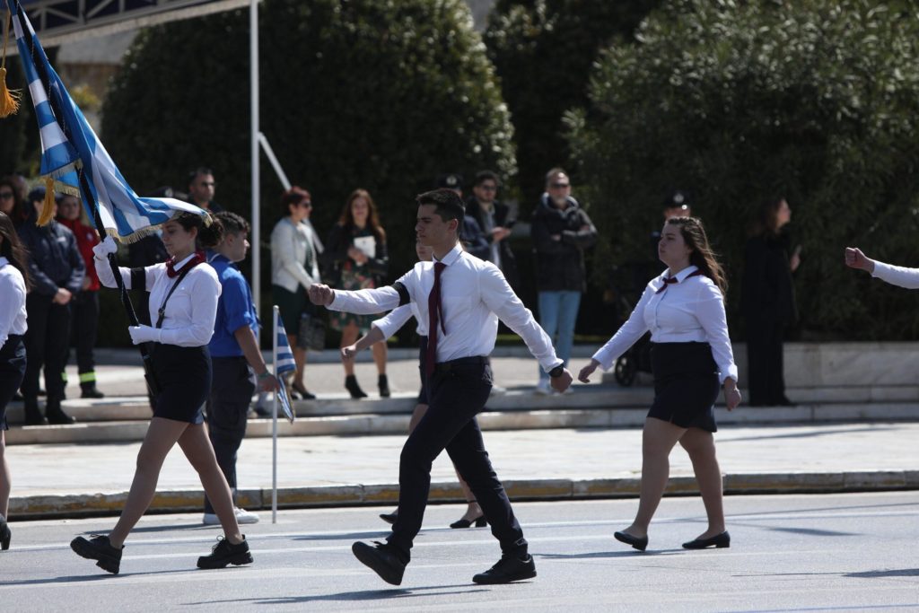 Με πένθος στο χέρι παρέλασαν οι μαθητές 50ου Λυκείου Αθηνών