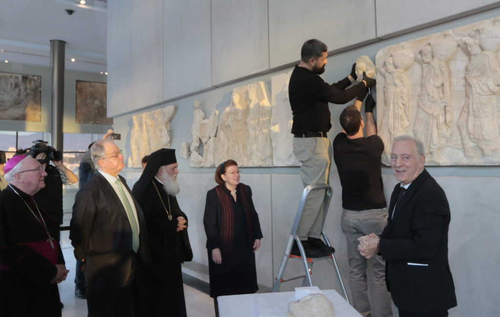 Καρέ – καρέ η τοποθέτηση στο Μουσείο της Ακρόπολης των θραυσμάτων από τον Παρθενώνα που επέστρεψε το Βατικανό (ΒΙΝΤΕΟ)