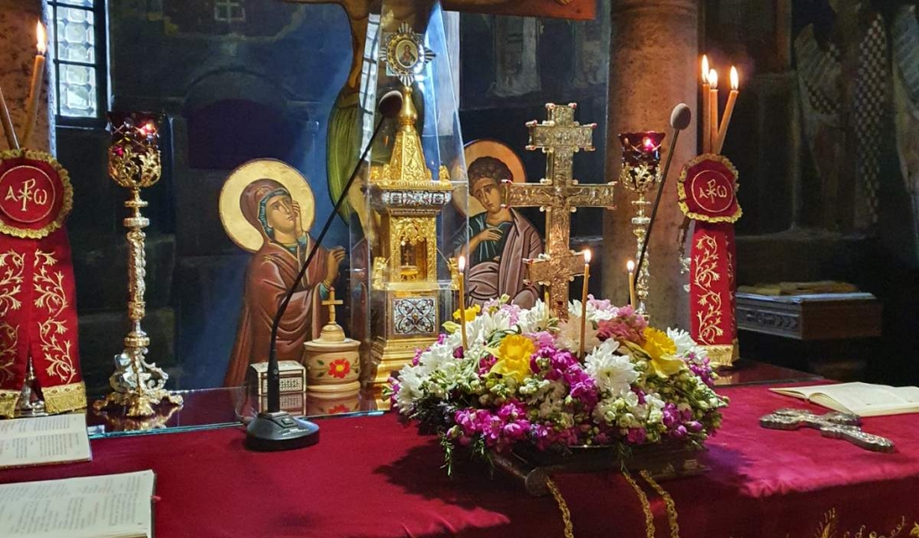 Κυριακή της Σταυροπροσκυνήσεως: Η Εκκλησία ως άλλος Πα­ρά­δει­σος προ­σκυ­νεί «το ζω­η­φό­ρον ξύ­λον του Σταυ­ρού»
