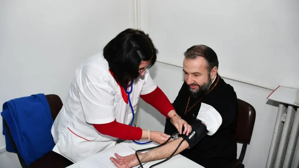 Episcopul Lucian a donat sânge, 100 de persoane i-au urmat exemplul