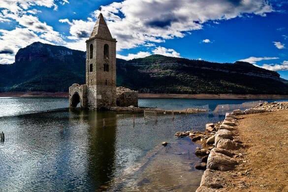 Μεσαιωνική εκκλησία αναδύεται από τον πυθμένα τεχνητής λίμνης λόγω ξηρασίας