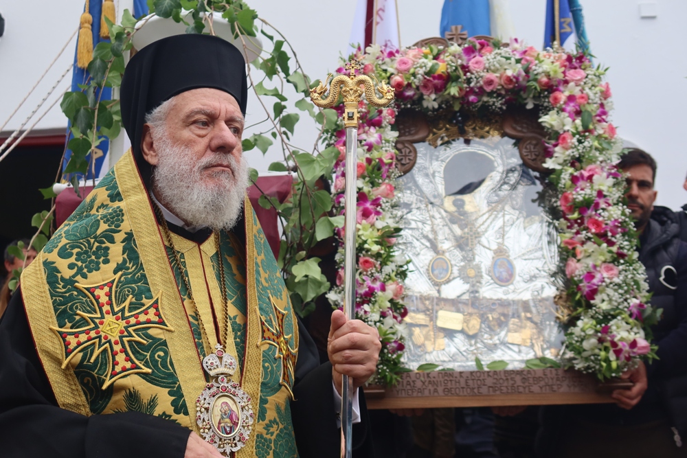 Ο Σύρου Δωρόθεος προσευχήθηκε στην Παναγία Τουρλιανή για τα θύματα της σιδηροδρομικής τραγωδίας στα Τέμπη (ΦΩΤΟ)