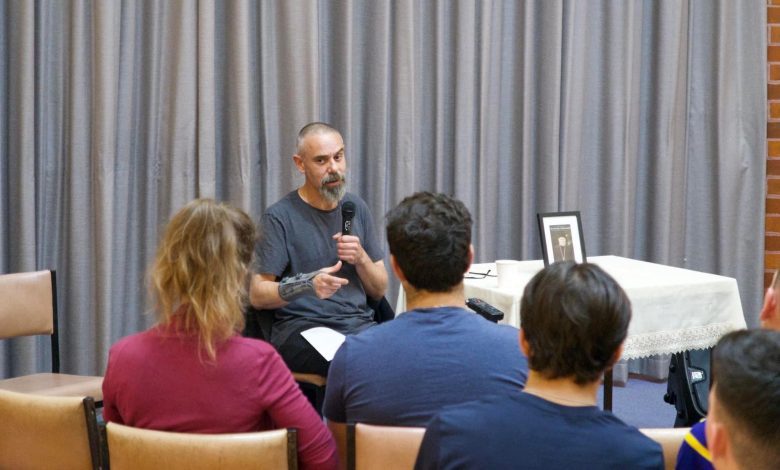 A talk on “fighting temptations” was attended by the youth in Melbourne