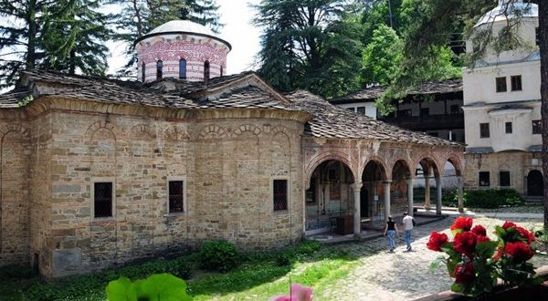 Ремонтират пътя към Троянския манастир