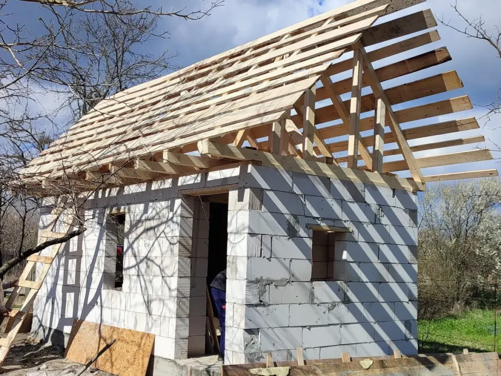 Mitropolitul Ioan al Banatului a donat o casă nouă unui vârstnic