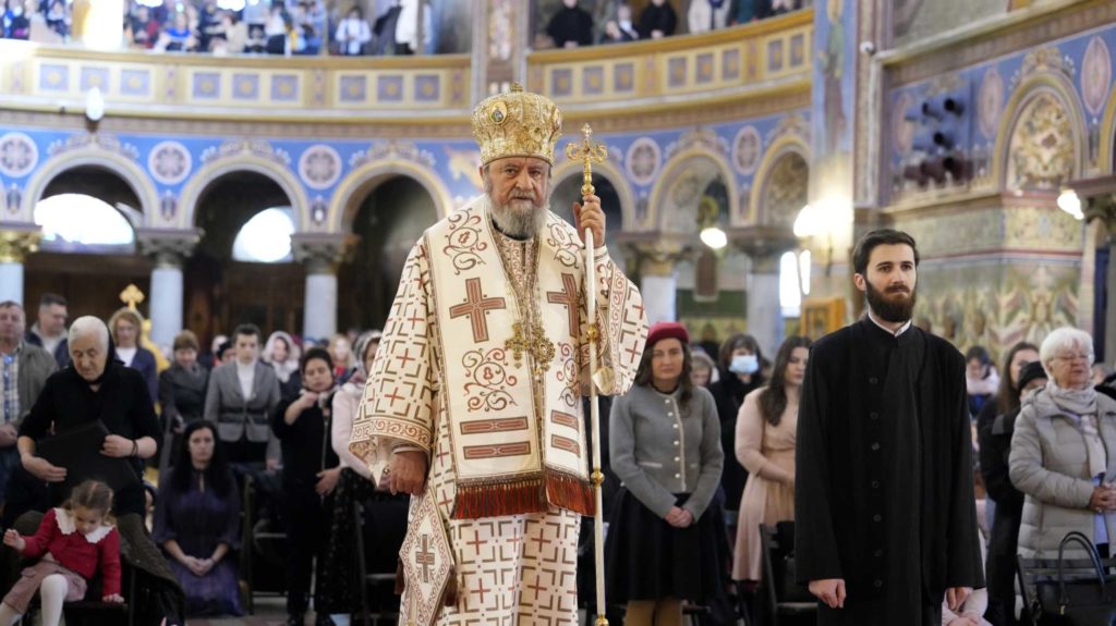 Mitropolitul Laurenţiu: Semnul Sfintei Cruci este ocrotirea noastră de când ne naștem și până murim