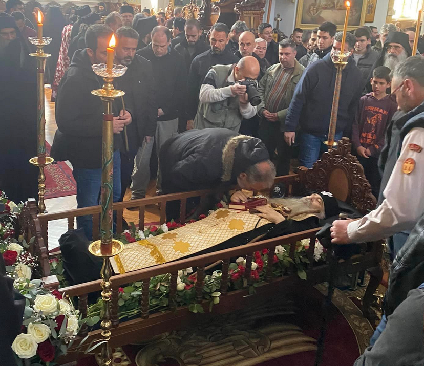 Άγιον Όρος: Η Εξόδιος Ακολουθία του Γέροντος Εφραίμ, Δικαίου της Σκήτης του Αγίου Ανδρέα (ΒΙΝΤΕΟ)