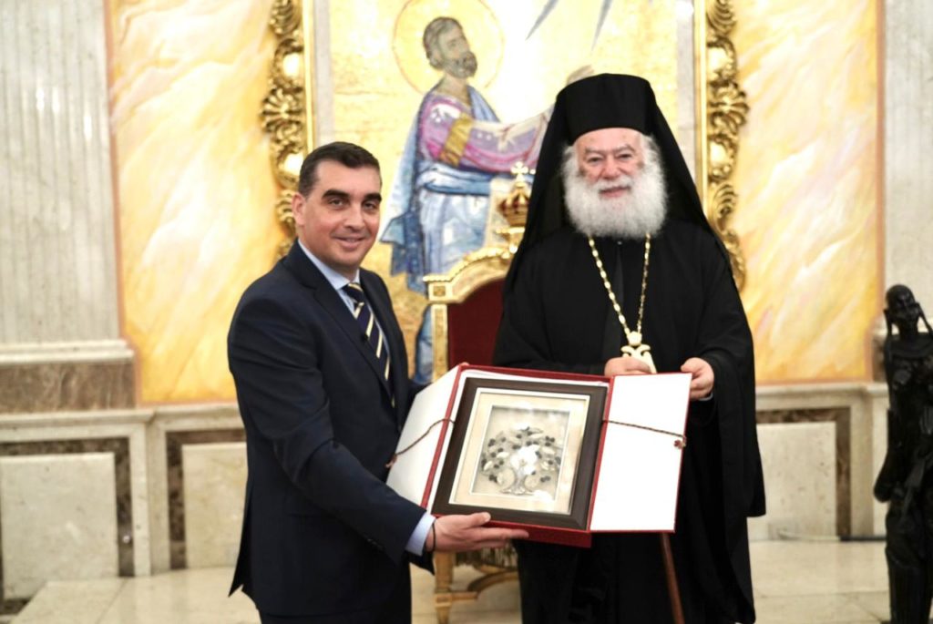 Ο Πατριάρχης Αλεξανδρείας τίμησε το Δήμαρχο Ελληνικού Αργυρούπολης για τη στέγη που προσέφερε στον ΕΝΟΑ