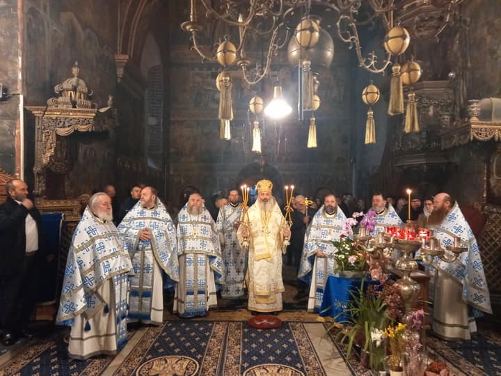 O candelă pentru unitatea neamului românesc, oferită de Episcopul Antonie, va arde la Mănăstirea Neamţ