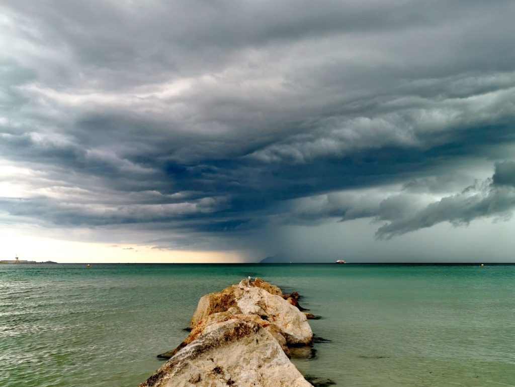 Νεφώσεις και βροχές την Παρασκευή με αυξημένες συγκεντρώσεις σκόνης
