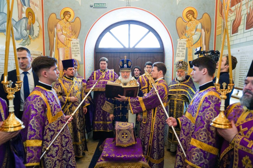 В Неделю Крестопоклонную Святейший Патриарх Кирилл совершил освящение главного храма МЧС России и Литургию в новоосвященном храме