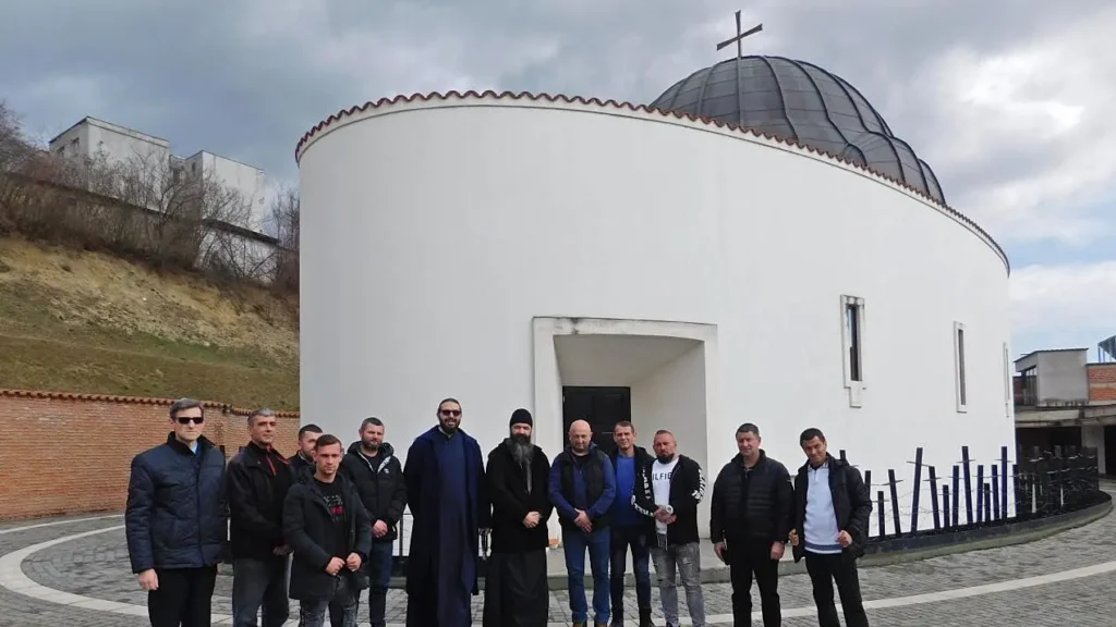 Deținuți de la Penitenciarul Aiud au participat la liturghia oficiată la Mănăstirea Râpa Robilor