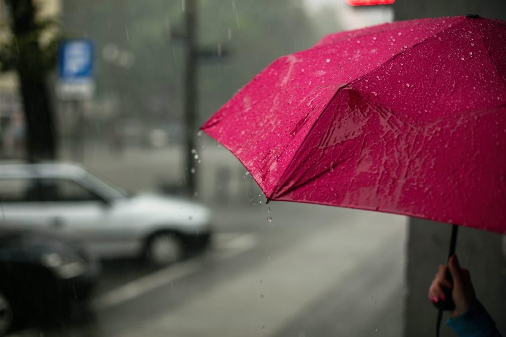 Βροχές, καταιγίδες και πτώση της θερμοκρασίας την Τετάρτη