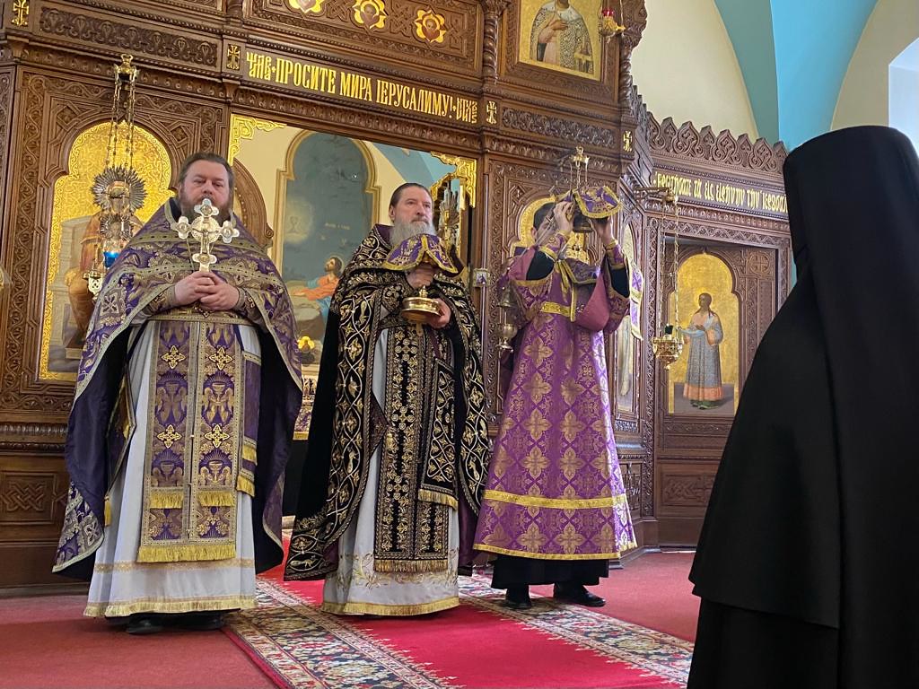 В праздник Торжества Православия представитель Русской духовной миссии принял участие в богослужении в храме Гроба Господня