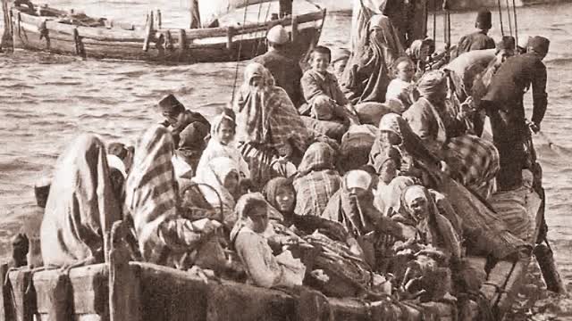 Οι πρόσφυγες στον Πειραιά το 1922 στην Pemptousia TV (BINTEO)