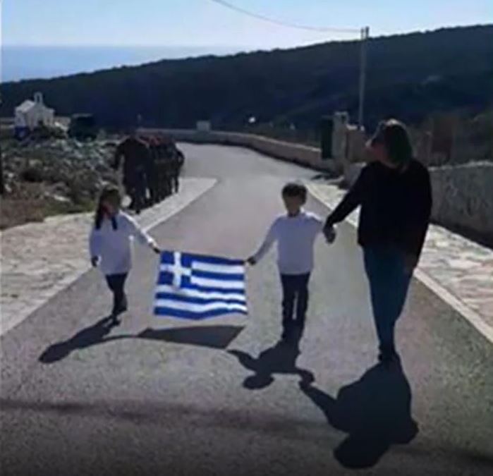 Συγκίνηση στην Γαύδο για τα δύο παιδιά του νησιού που παρέλασαν κρατώντας την ελληνική σημαία