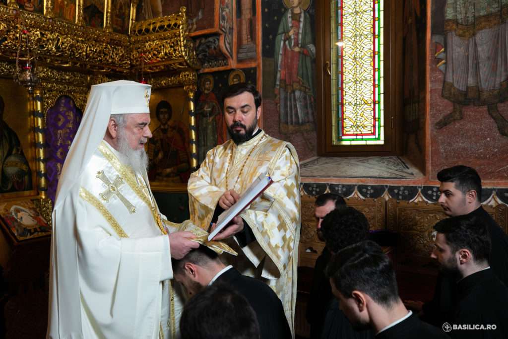 12 ιερείς χειροθέτησε πνευματικούς εξομολόγους ο Πατριάρχης Ρουμανίας Δανιήλ