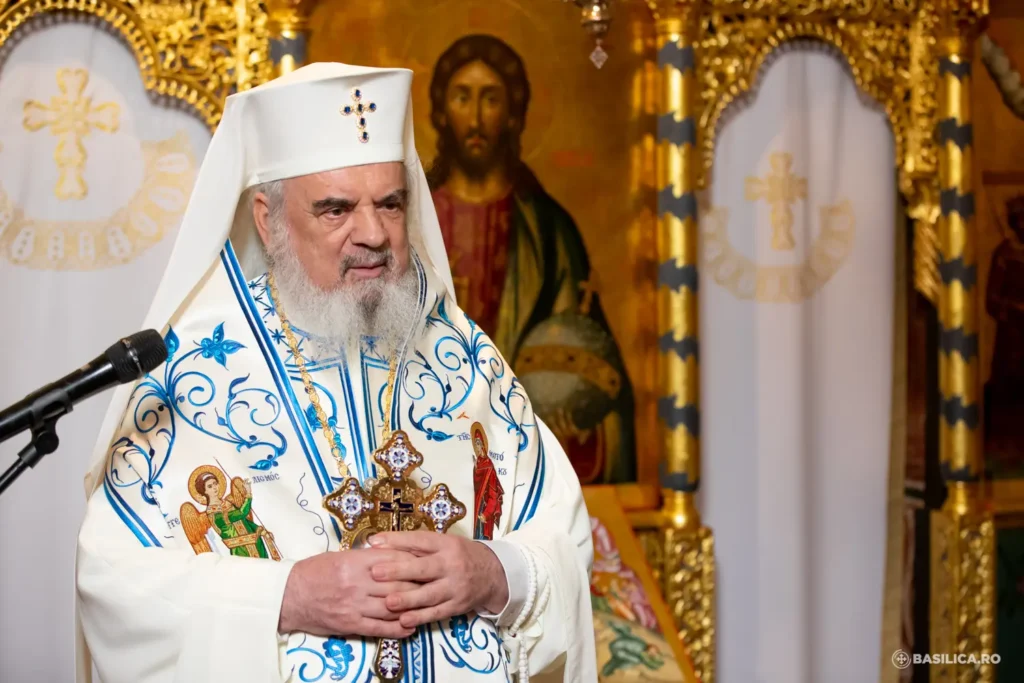 Patriarhul României: Numai purtând crucea împreună cu Hristos se ajunge la speranță