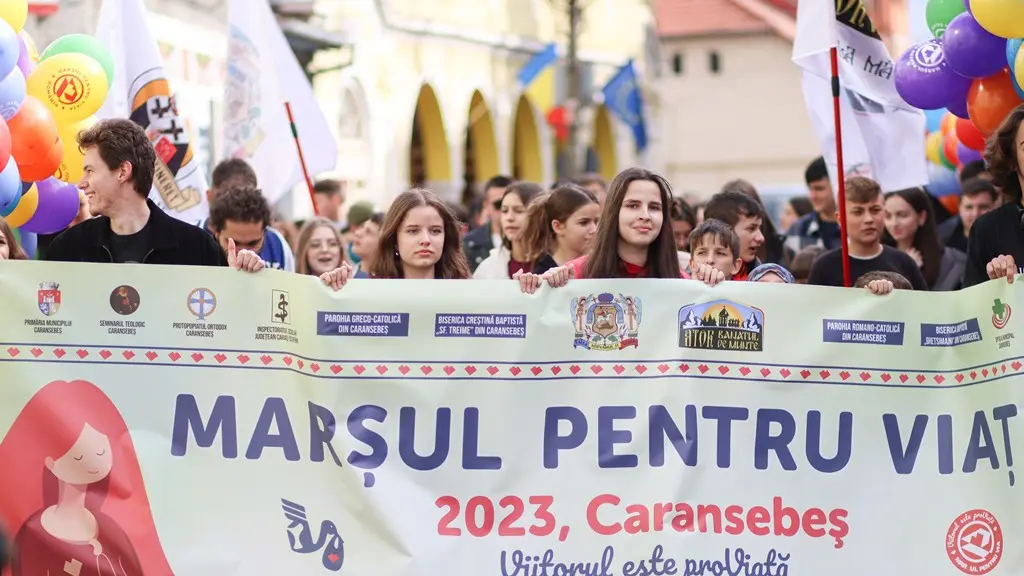 „Haideți să revenim pe calea mântuirii”: PS Lucian la primul Marș pentru viață de la Caransebeș și al optulea din eparhie