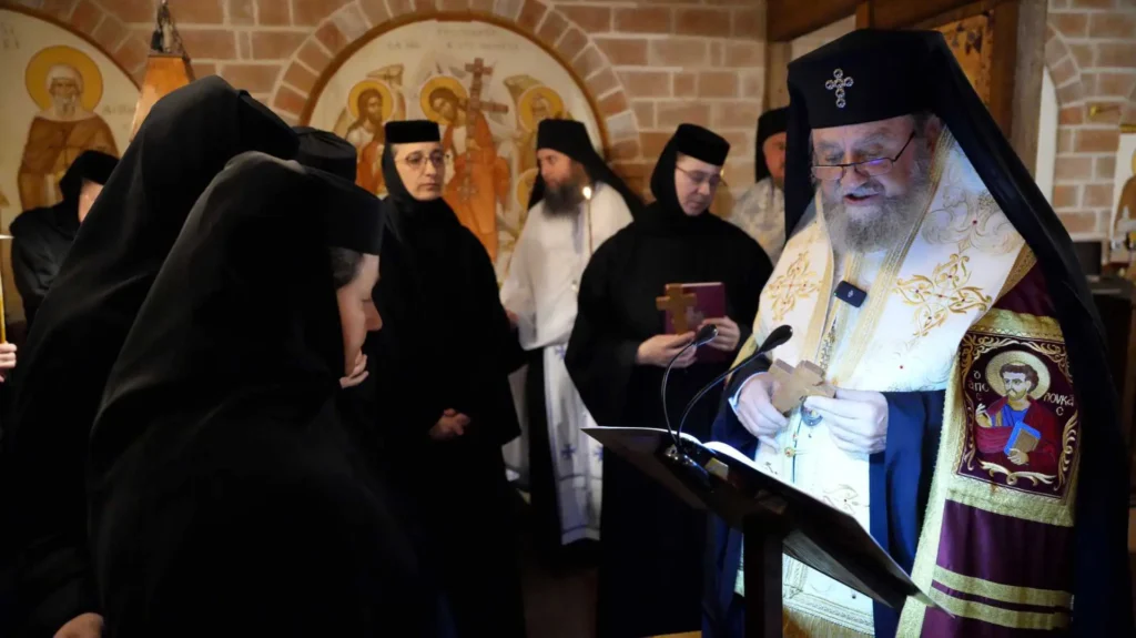 Mitropolitul Ardealului a oficiat slujba Tunderii în monahism pentru două rasofore de la Mănăstirea Nocrich