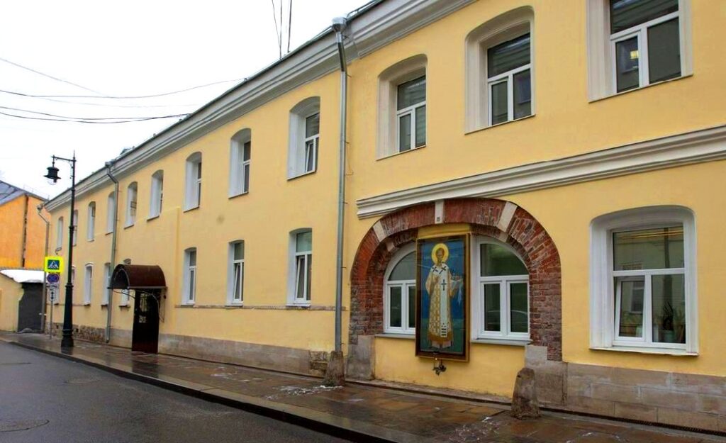 ПРИХОДУ ХРАМА БЕССРЕБРЕНИКОВ КОСМЫ И ДАМИАНА НА МАРОСЕЙКЕ ПЕРЕДАН ЖИЛОЙ КОРПУС ЗЛАТОУСТОВСКОГО МОНАСТЫРЯ