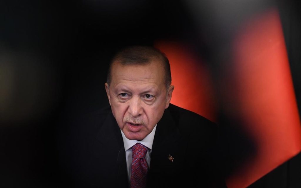Κύμα αμφισβήτησης κατά του Ερντογάν- Αντιμέτωπος με τη σημαντικότερη κρίση στη σταδιοδρομία του