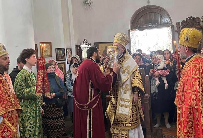 საკვირაო წირვა ზესტაფონის ყოვლადწმინდა ღვთისმშობლის მიძინების სახელობის საკათედრო ტაძარში