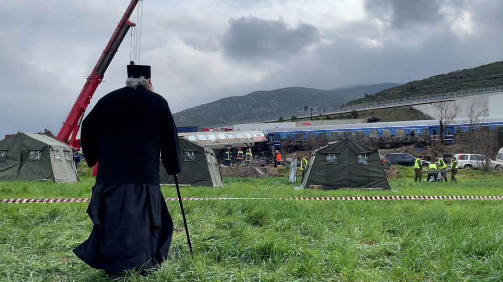 Orthodoxia news agency from the site of deadly train collision; 3-day period of mourning declared