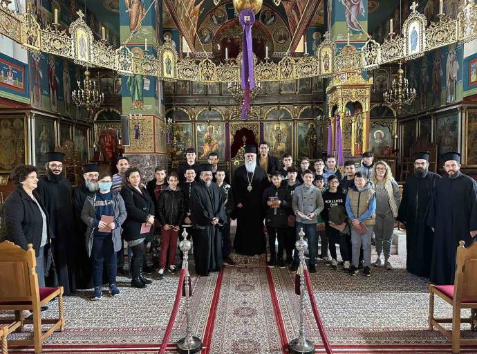 Ο Καλαβρύτων Ιερώνυμος επαίνεσε την προσφορά των ιεροπαίδων στο έργο της Εκκλησίας