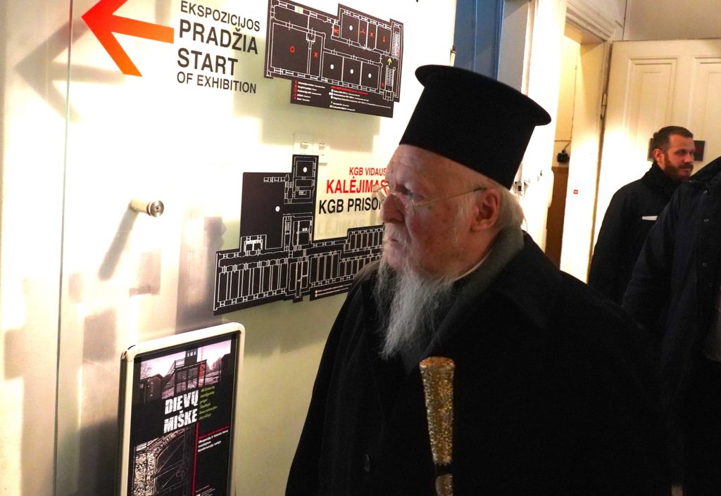 Λιθουανία: Ο Οικουμενικός Πατριάρχης στο παλαιό κτήριο της ΚGB που σήμερα είναι μουσείο