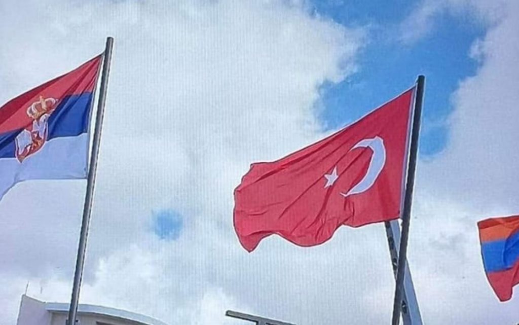 Οργή για την ύψωση Τουρκικής σημαίας στην Πάφο (ΦΩΤΟ)