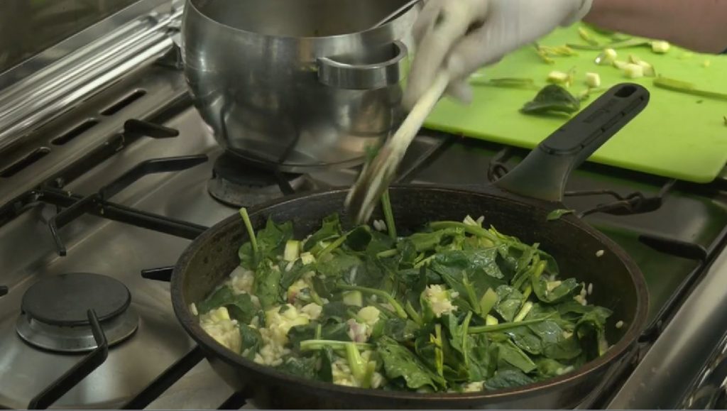 Νηστίσιμο ριζότο λαχανικών και ρολό μπανάνας σήμερα “Στην κουζίνα…” στην Pemptousia TV