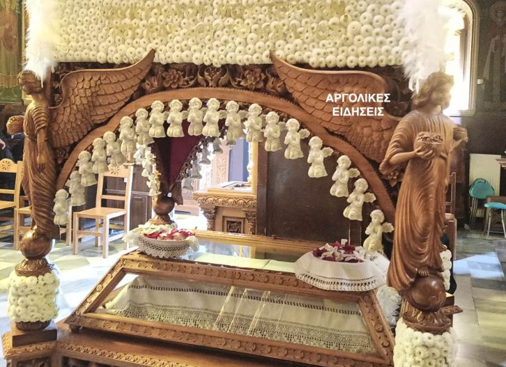 Τέμπη: Στολισμένος με 57 αγγελάκια ο επιτάφιος στην Ιερά Μονή Παναγίας Φανερωμένης Χιλιομοδίου