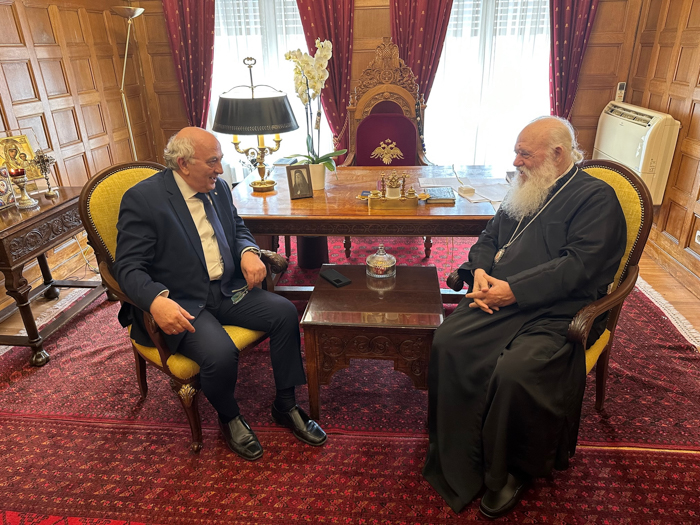 Ο Γιάννης Αμανατίδης στον Αρχιεπίσκοπο Ιερώνυμο