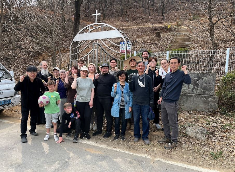 Εθελοντική εργασία στο Κοιμητήριο της Αναστάσεως στη Σεούλ
