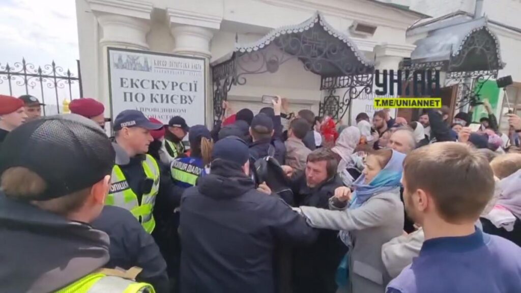 მედიის ცნობით, კიევ-პეჩერის ლავრის ტერიტორიაზე მოსკოვის საპატრიარქოს უკრაინის მართლმადიდებელი ეკლესიის მრევლი სამართალდამცავებს დაუპირისპირდა