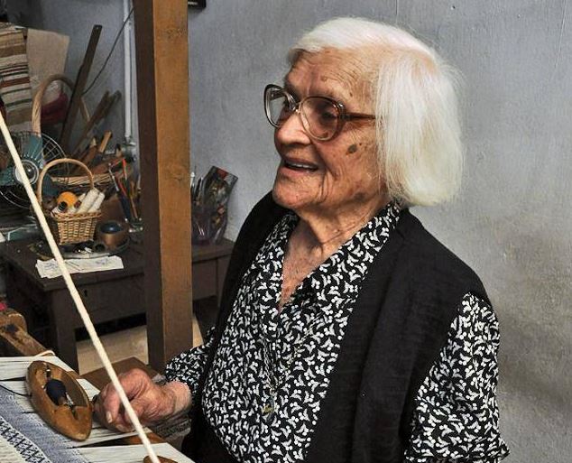 Ικαρία: Έφυγε η κυρά του αργαλειού σε ηλικία 112 ετών